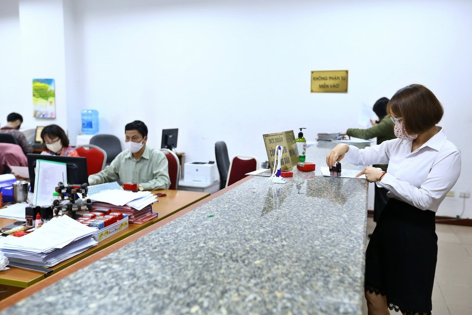 Tại bộ phận Văn thư (Bộ Tài chính), cán bộ, nhân viên thực hiện nghiêm việc đeo khẩu trang khi làm việc. (Ảnh: Minh Quyết/TTXVN)