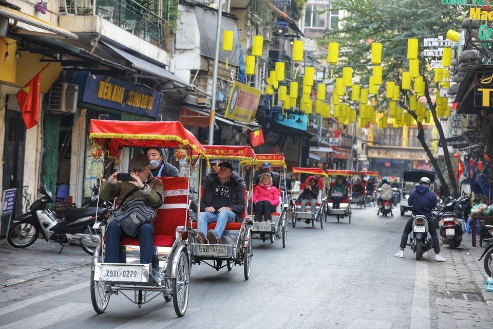 Đoàn khách du lịch quốc tế tham quan phố cổ Hà Nội. (Ảnh: Minh Quyết/TTXVN)