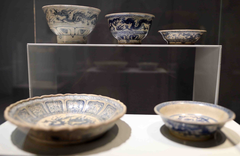 Bộ sưu tập bát, đĩa gốm hoa lam ngự dụng thời Lê sơ, niên đại thế kỷ 15-đầu thế kỷ 16; hiện lưu giữ tại Trung tâm Bảo tồn Di sản Thăng Long-Hà Nội. (Ảnh: Thanh Tùng/TTXVN)