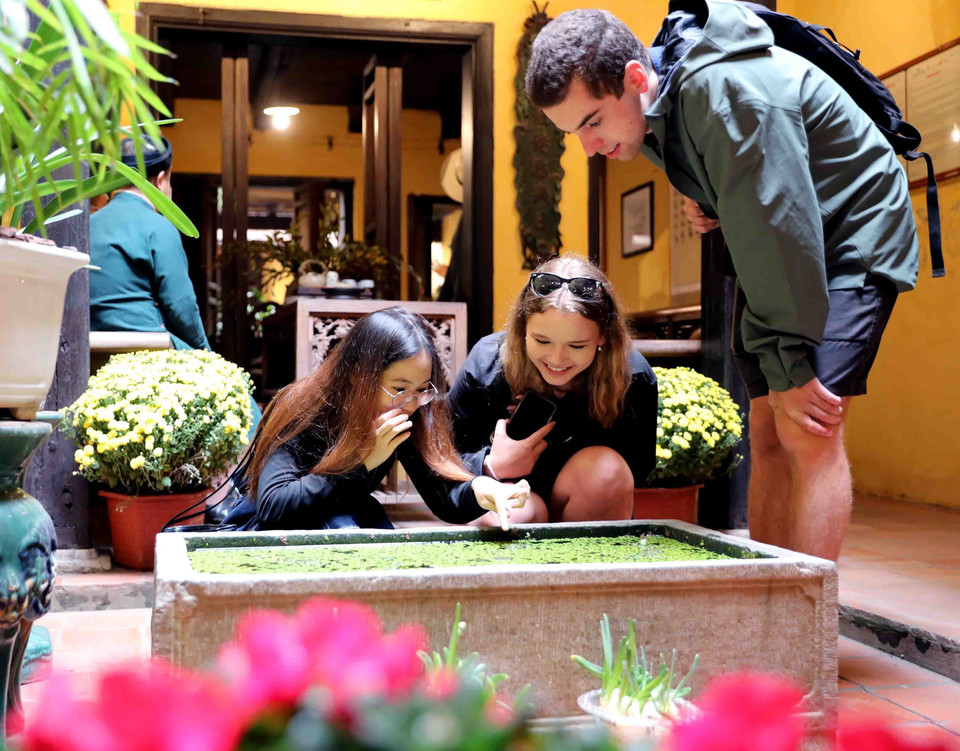 Du khách thích thú khi tham quan, tìm hiểu về ngôi nhà di sản 87 phố Mã Mây (Hà Nội). (Ảnh: Thanh Tùng/TTXVN)