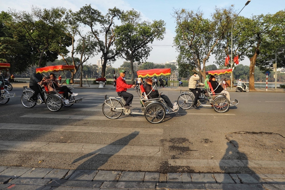 Đoàn khách du lịch quốc tế tham quan phố cổ Hà Nội. (Ảnh: Minh Quyết/TTXVN)