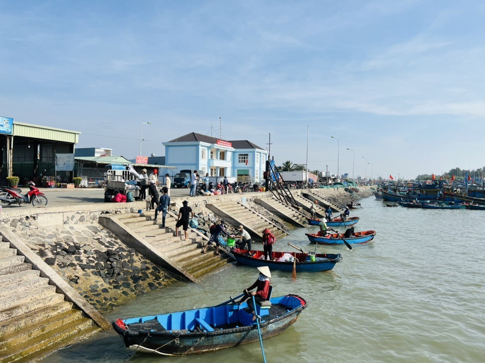 Ngư dân xã Bình Châu, huyện Xuyên Mộc vận chuyển nhu yếu phẩm xuống các con đò nhỏ để đưa lên các tàu đang đậu ở xa bờ, chuẩn bị cho chuyến biển đầu năm ra khơi. (Ảnh: Hoàng Nhị/TTXVN)