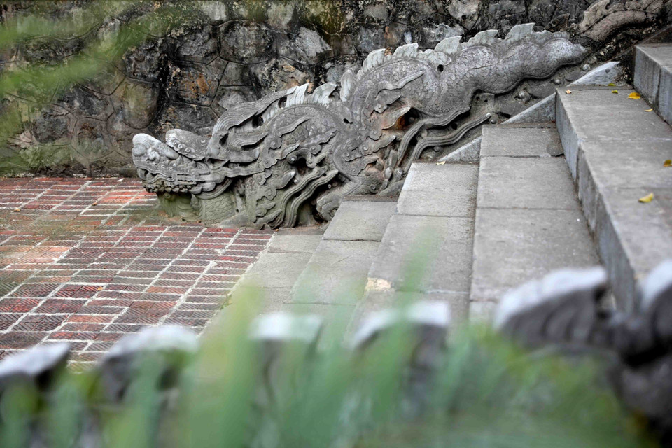 Bộ thành bậc Điện Kính Thiên, niên đại thế kỷ 17, hiện lưu giữ tại Trung tâm Bảo tồn Di sản Thăng Long-Hà Nội. (Ảnh: Thanh Tùng/TTXVN)