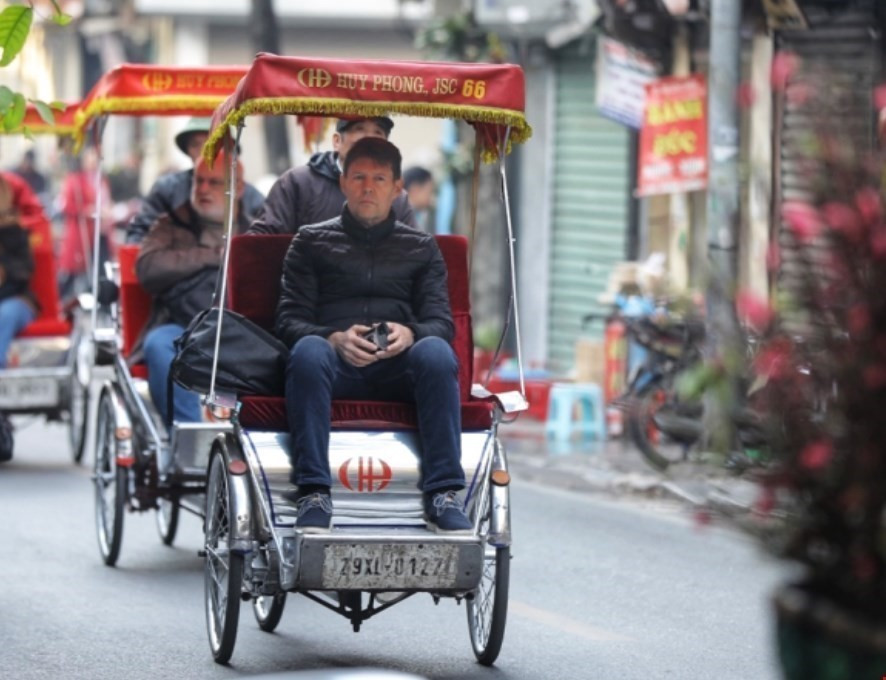 Đoàn khách du lịch quốc tế tham quan phố cổ Hà Nội. (Ảnh: Minh Quyết/TTXVN)