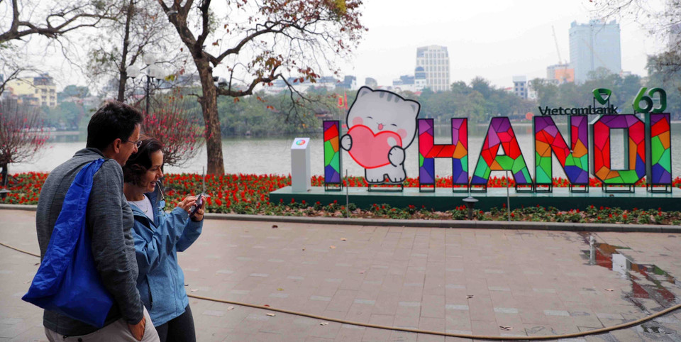 Trong dịp Tết, Thủ đô Hà Nội ước đón 32.000 lượt khách quốc tế với lượng khách lưu trú tăng mạnh, chủ yếu là khách Hàn Quốc, Nhật Bản, Singapore, Canada, Pháp. (Ảnh: Thanh Tùng/TTXVN)