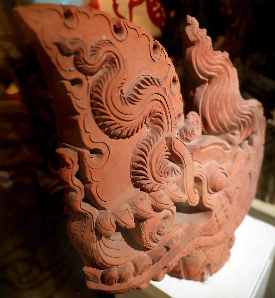 Đầu rồng thời Trần, niên đại thế kỷ 18, hiện lưu giữ tại Trung tâm Bảo tồn Di sản Thăng Long-Hà Nội. (Ảnh: Thanh Tùng/TTXVN)