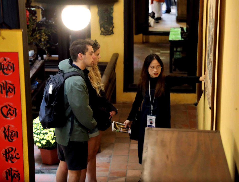 Du khách thích thú khi tham quan, tìm hiểu về ngôi nhà di sản 87 phố Mã Mây (Hà Nội). (Ảnh: Thanh Tùng/TTXVN)