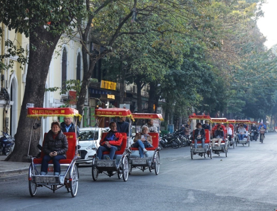 Đoàn khách du lịch quốc tế tham quan phố cổ Hà Nội. (Ảnh: Minh Quyết/TTXVN)