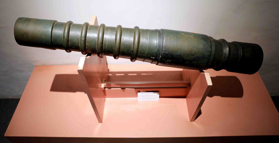 Súng Thần công thời Lê Trung hưng, niên đại thế kỷ 17, hiện lưu giữ tại Trung tâm Bảo tồn Di sản Thăng Long-Hà Nội. (Ảnh: Thanh Tùng/TTXVN)
