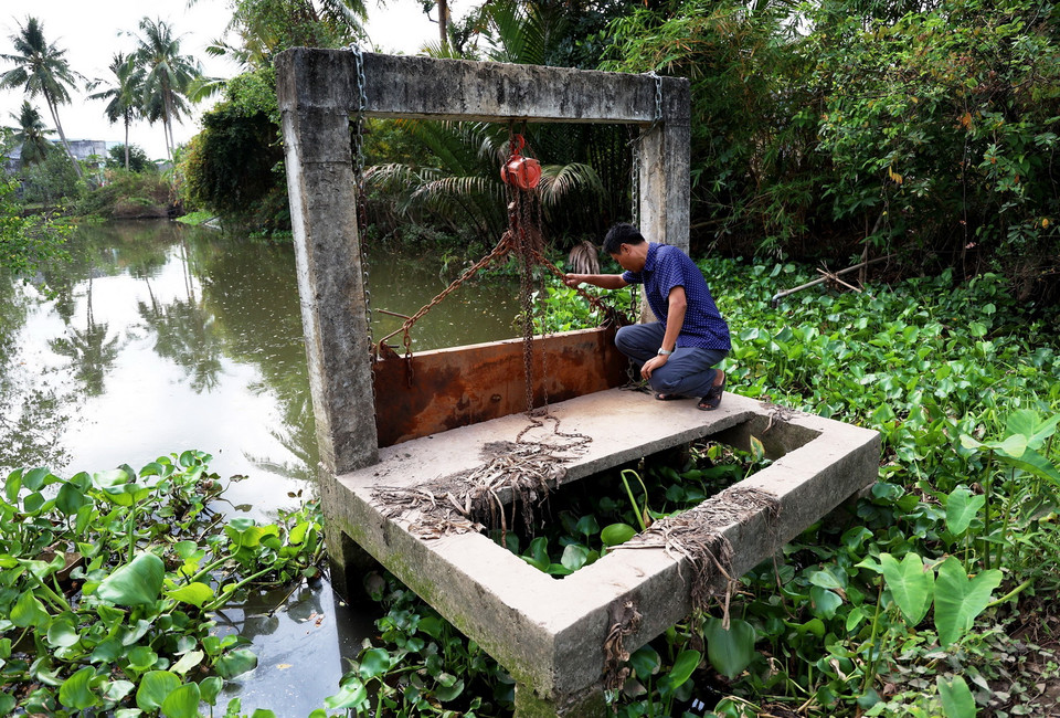 Cống chợ Thanh Trung (địa bàn ba ấp Thanh Trung, Tân Trung, Trung Hiệp, xã Hưng Khánh Trung B, huyện Chợ Lách, tỉnh Bến Tre) do nhà nước và nhân dân cùng làm với kinh phí 200 triệu đồng để ngăn mặn, trữ ngọt, đảm bảo nước tưới cây trồng trong mùa hạn, mặn. (Ảnh: Hồng Đạt/TTXVN)