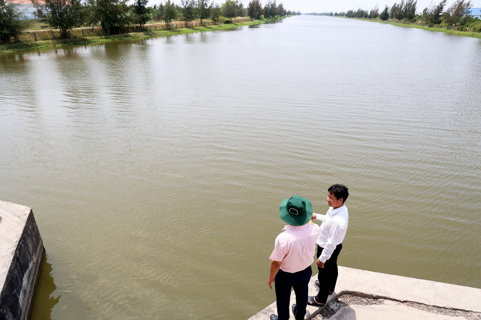 Hồ trữ nước ngọt Kênh Lấp (đi qua các xã Tân Xuân, Phước Ngãi, thuộc huyện Ba Tri, tỉnh Bến Tre) là hồ chứa nước ngọt nhân tạo lớn nhất Đồng bằng sông Cửu Long, dài gần 5km, rộng 40-100m. Dự án khởi công năm 2017, với tổng kinh phí khoảng 85 tỷ đồng. (Ảnh: Hồng Đạt/TTXVN)