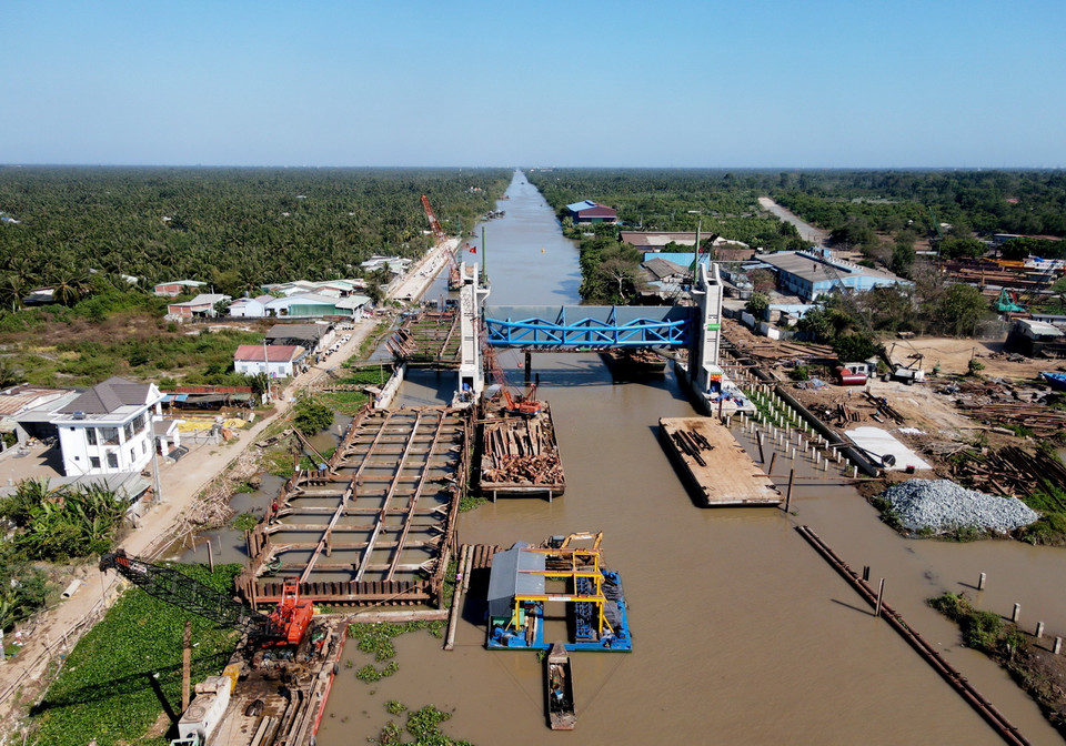 Cống âu Nguyễn Tấn Thành (xã Song Thuận, huyện Châu Thành, tỉnh Tiền Giang) kiểm soát nguồn nước kênh Nguyễn Tấn Thành đã thi công được hơn 80% khối lượng hợp đồng. (Ảnh: Hồng Đạt/TTXVN)