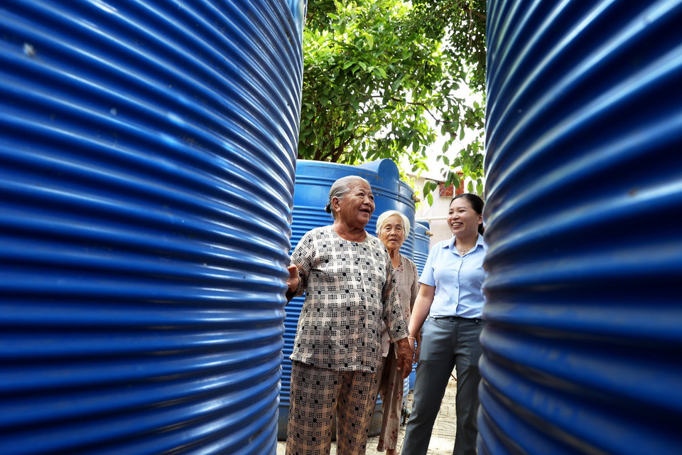 Bà Phan Thị Luận (ấp Phú Khương, xã Phú Lễ, huyện Ba Tri, tỉnh Bến Tre), 78 tuổi, tự mua 10 bình nước 5.000 lít/bình để trữ nước từ năm 2015, hỗ trợ miễn phí cho bà con nhân dân trong vùng vào mùa hạn, mặn. (Ảnh: Hồng Đạt/TTXVN)