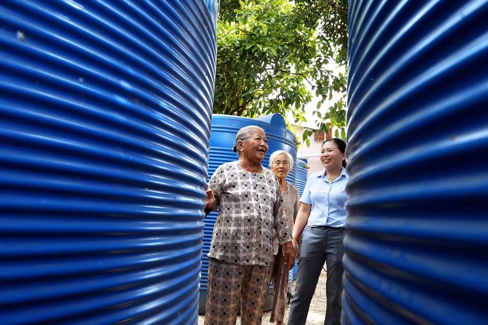 Bà Phan Thị Luận (ấp Phú Khương, xã Phú Lễ, huyện Ba Tri, tỉnh Bến Tre), 78 tuổi, tự mua 10 bình nước 5.000 lít/bình để trữ nước từ năm 2015, hỗ trợ miễn phí cho bà con nhân dân trong vùng vào mùa hạn, mặn. (Ảnh: Hồng Đạt/TTXVN)