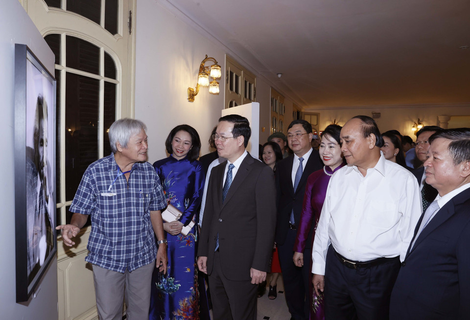 Chủ tịch nước Võ Văn Thưởng và các đồng chí lãnh đạo, nguyên lãnh đạo Đảng, Nhà nước xem một số hình ảnh của cố Nhạc sỹ Văn Cao. (Ảnh: Thống Nhất/TTXVN)