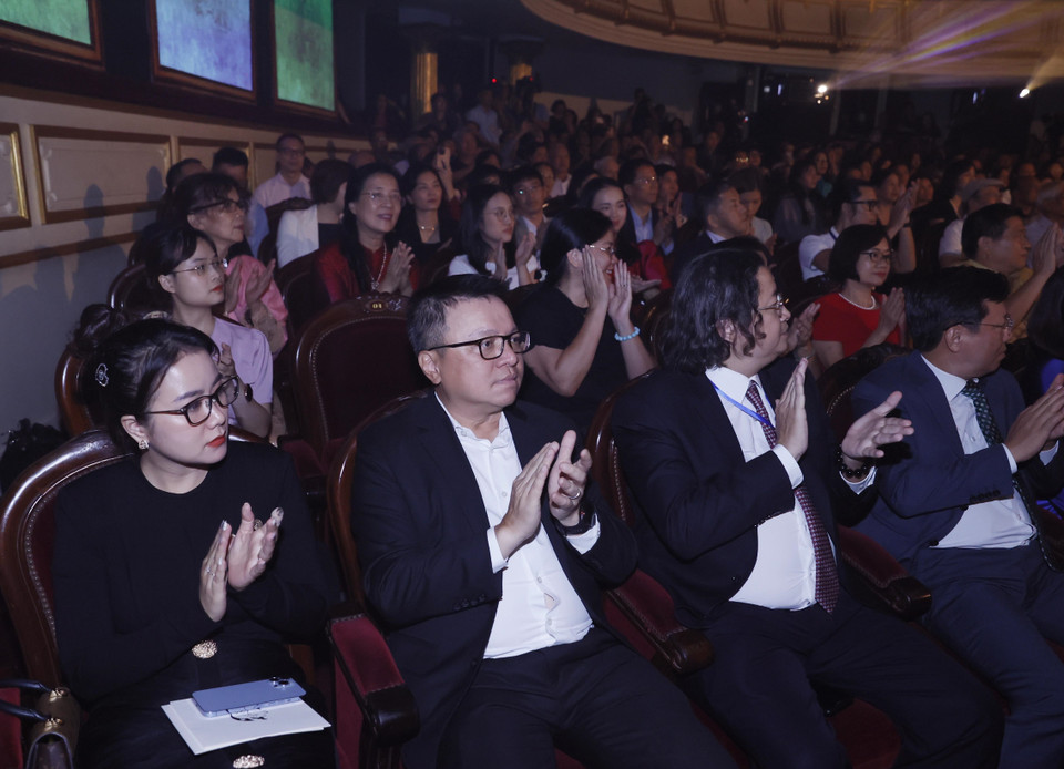 Các đại biểu dự chương trình nghệ thuật "Đàn chim Việt” nhân kỷ niệm 100 năm Ngày sinh cố Nhạc sỹ Văn Cao. (Ảnh: Thống Nhất/TTXVN)