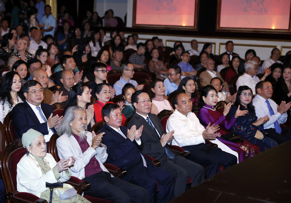 Chủ tịch nước Võ Văn Thưởng và các đồng chí lãnh đạo, nguyên lãnh đạo Đảng, Nhà nước dự chương trình nghệ thuật "Đàn chim Việt”. (Ảnh: Thống Nhất/TTXVN)