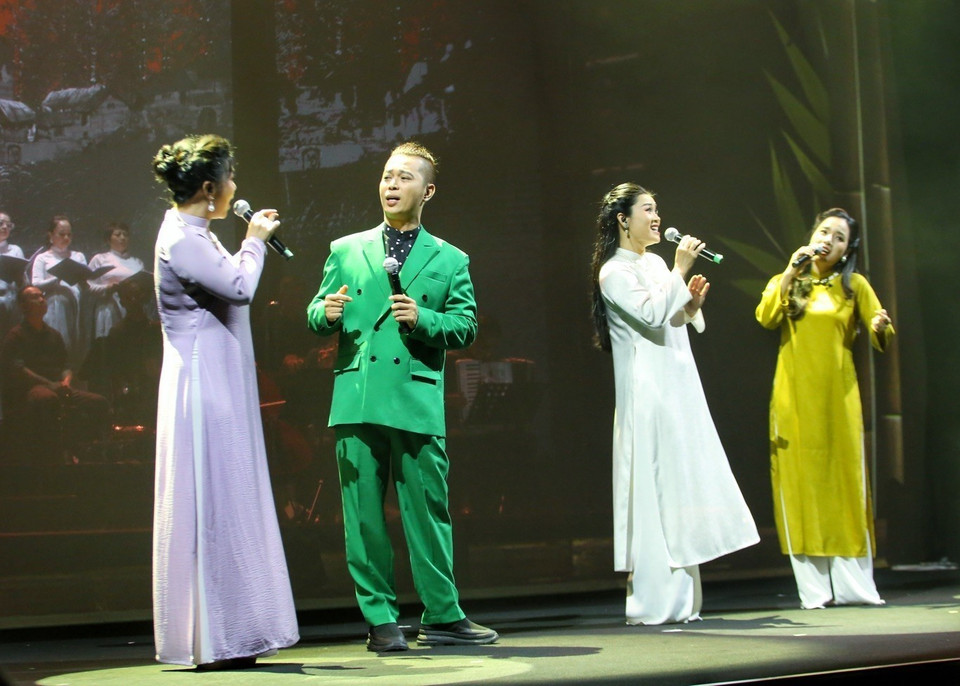Liên khúc "Làng tôi" và "Ngày mùa" với sự thể hiện của các ca sỹ Đào Tố Loan, Nam Khánh, Ngô Hương Diệp và Trang Bùi. (Ảnh: Tuấn Đức/TTXVN)