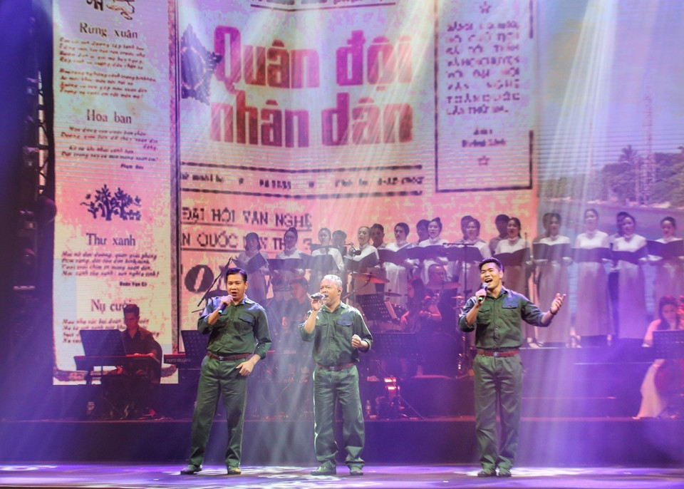 Liên khúc "Chiến sỹ Việt Nam", "Không quân Việt Nam", "Bài ca chiến sỹ Hải quân" với sự thể hiện của các ca sỹ Phúc Tiệp, Yvol, Tạ Quang Thắng. (Ảnh: Tuấn Đức/TTXVN)