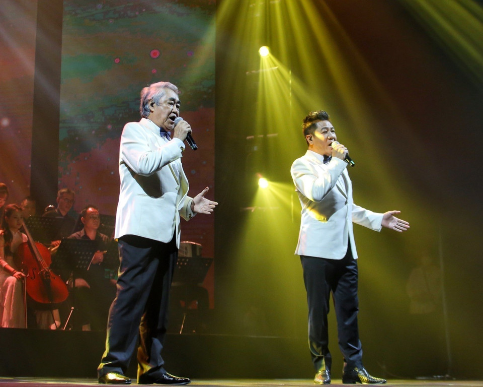 Ca khúc "Ca ngợi Hồ Chủ tịch" với sự thể hiện của NSND Quang Thọ và NSND Quốc Hưng. (Ảnh: Tuấn Đức/TTXVN)