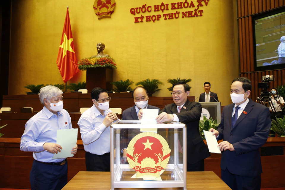 Chủ tịch nước Nguyễn Xuân Phúc, Thủ tướng Phạm Minh Chính, Chủ tịch Quốc hội Vương Đình Huệ, Phó Chủ tịch Thường trực Quốc hội Trần Thanh Mẫn và Chủ tịch Ủy ban Trung ương Mặt trận Tổ quốc Việt Nam Đỗ Văn Chiến bỏ phiếu bầu. (Ảnh: Doãn Tấn/TTXVN)