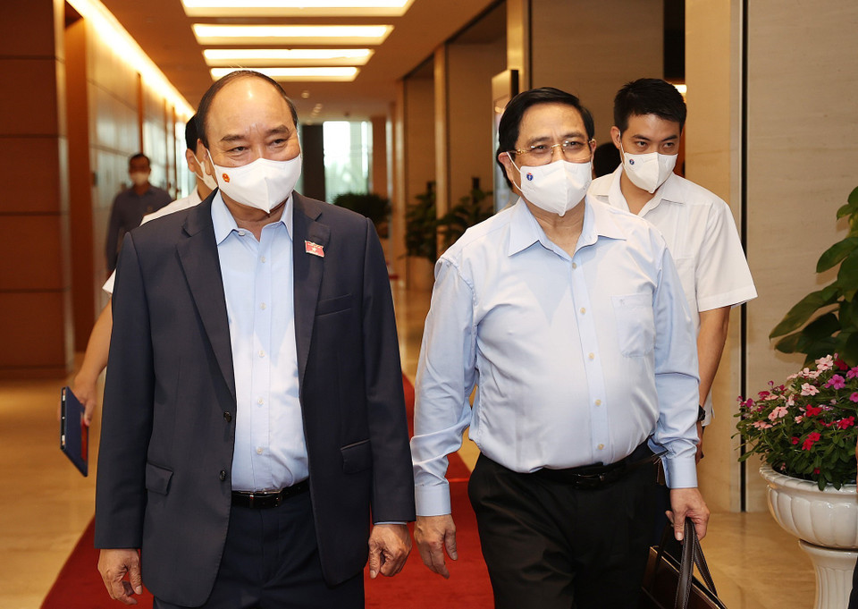 Chủ tịch nước Nguyễn Xuân Phúc và Thủ tướng Phạm Minh Chính đến dự phiên họp sáng 21/7. (Ảnh: Dương Giang/TTXVN)