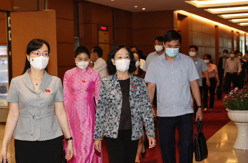 Các đại biểu Quốc hội đến dự phiên họp sáng 21/7. (Ảnh: Dương Giang/TTXVN)