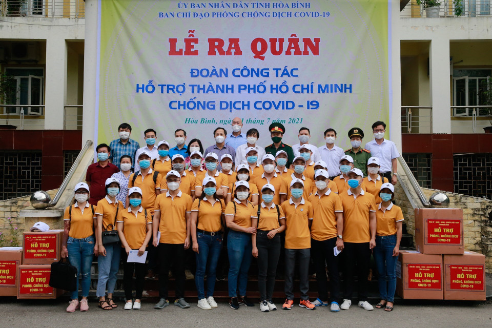 Đoàn cán bộ y tế tỉnh Hòa Bình chụp ảnh lưu niệm trước lúc lên đường. (Ảnh: Trọng Đạt/TTXVN)