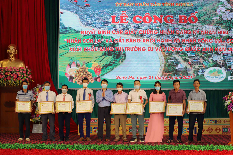 Trao Giấy chứng nhận quyền sử dụng nhãn hiệu cho các hợp tác xã của huyện Sông Mã. (Ảnh: Quang Quyết/TTXVN)