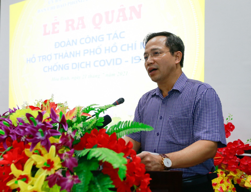 Phó Chủ tịch UBND tỉnh Hòa Bình Nguyễn Văn Toàn phát biểu tại buổi lễ xuất quân. (Ảnh: Trọng Đạt/TTXVN)