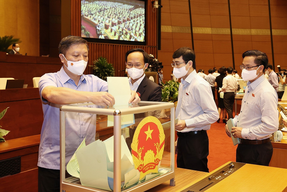 Các đại biểu Quốc hội bỏ phiếu bầu. (Ảnh: Dương Giang/TTXVN)