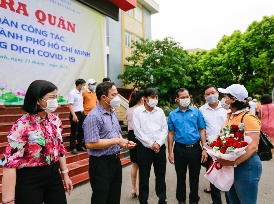 Phó Chủ tịch UBND tỉnh Hòa Bình Nguyễn Văn Toàn cùng các lãnh đạo các sở ban ngành chức năng trao đổi công tác với trưởng đoàn trước lúc lên đường. (Ảnh: Trọng Đạt/TTXVN)