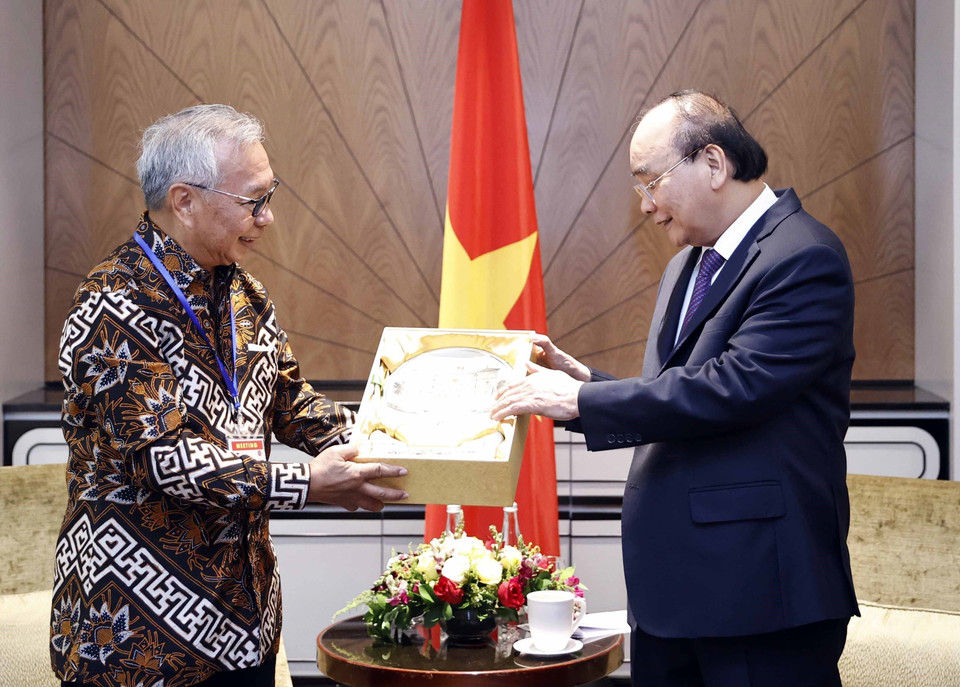 Chủ tịch nước Nguyễn Xuân Phúc tặng quà lưu niệm ông Budiarsa Sastrawinata, Tổng Giám đốc Tập đoàn Ciputra. (Ảnh: Thống Nhất/TTXVN)