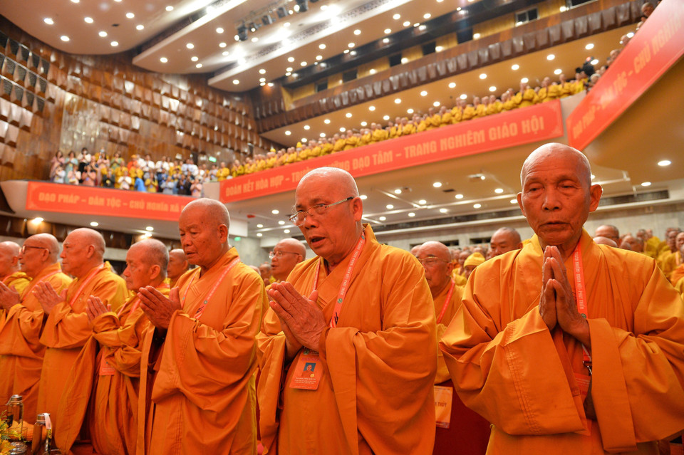 Chư tôn đức Hòa thượng, Thượng tọa, Đại đức...niệm Phật. (Ảnh: Minh Đức/TTXVN)