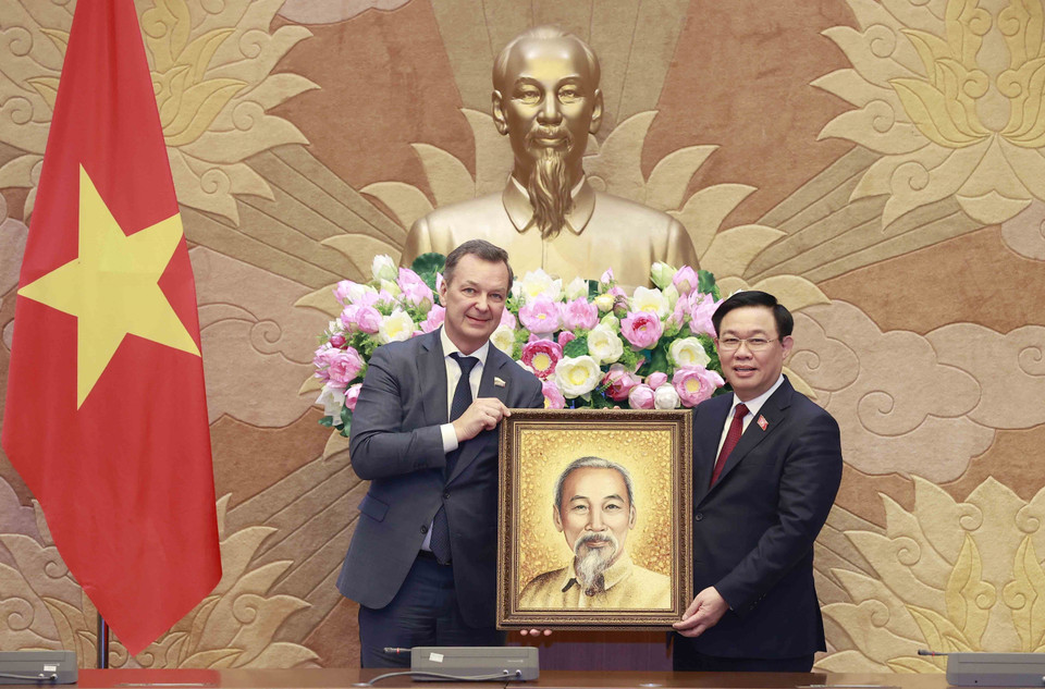 Phó Chủ tịch thứ nhất Hội đồng Liên bang Nga Andrey Vladimirovich Yatskin tặng chân dung Chủ tịch Hồ Chí Minh cho Chủ tịch Quốc hội Vương Đình Huệ. (Ảnh: Doãn Tấn/TTXVN)