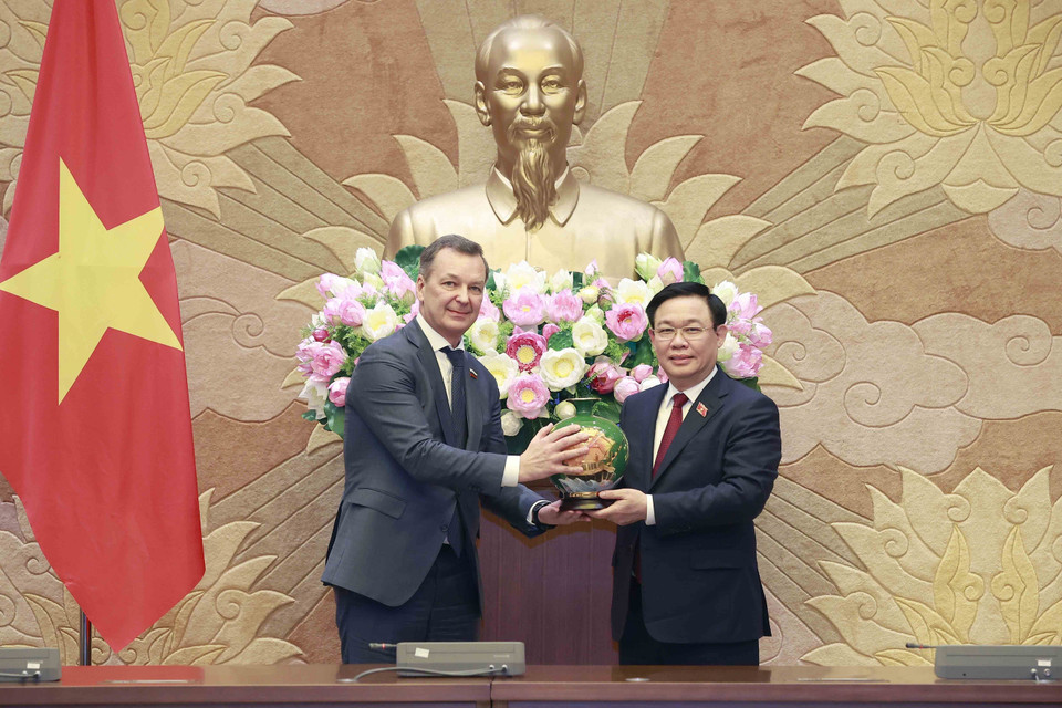 Chủ tịch Quốc hội Vương Đình Huệ trao quà lưu niệm cho Phó Chủ tịch thứ nhất Hội đồng Liên bang Nga Andrey Vladimirovich Yatskin. (Ảnh: Doãn Tấn/TTXVN)