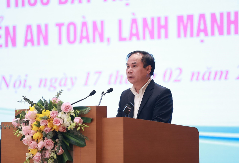 Thứ trưởng Bộ Xây dựng Nguyễn Văn Sinh trình bày báo cáo tình hình bất động sản. (Ảnh: Dương Giang/TTXVN)