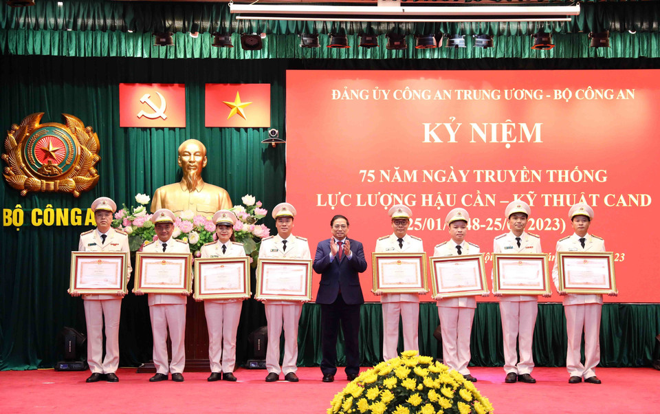 Thủ tướng Phạm Minh Chính trao Bằng khen của Thủ tướng Chính phủ cho các cá nhân và tập thể có thành tích xuất sắc. (Ảnh: Phạm Kiên/TTXVN)