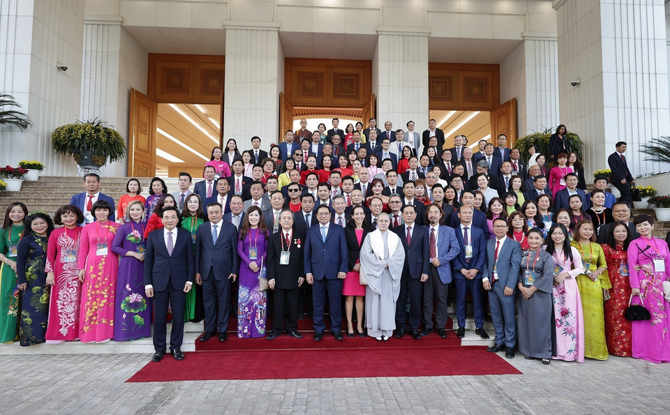 Hình ảnh Thủ tướng Phạm Minh Chính chụp ảnh chung với kiều bào tiêu biểu dự chương trình Xuân Quê hương 2023. (Ảnh: Dương Giang/TTXVN)