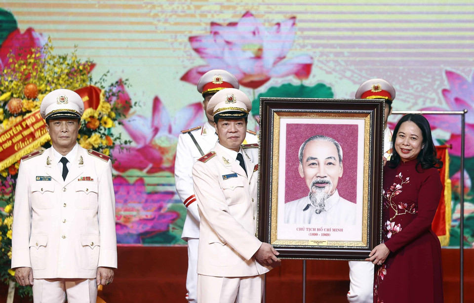 Quyền Chủ tịch nước Võ Thị Ánh Xuân trao chân dung Chủ tịch Hồ Chí Minh tặng lực lượng Cảnh vệ Công an nhân dân. (Ảnh: Thống Nhất/TTXVN)
