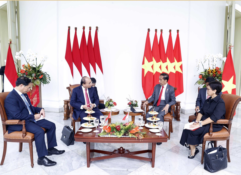 Ngay sau lễ đón được tổ chức trọng thể tại Phủ Tổng thống Istana, Bogor ở Thủ đô Jakarta, Chủ tịch nước Nguyễn Xuân Phúc có cuộc gặp hẹp và hội đàm với Tổng thống Indonesia Joko Widodo. (Ảnh: Thống Nhất/TTXVN)