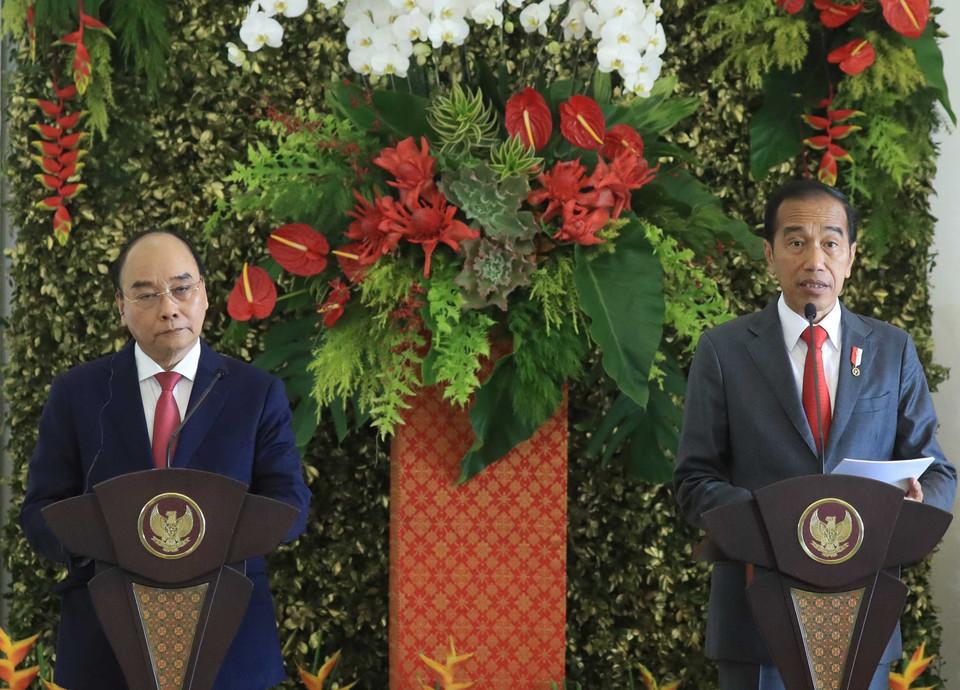 Chủ tịch nước Nguyễn Xuân Phúc và Tổng thống Indonesia Joko Widodo tại buổi gặp gỡ báo chí. (Ảnh: Thống Nhất/TTXVN)