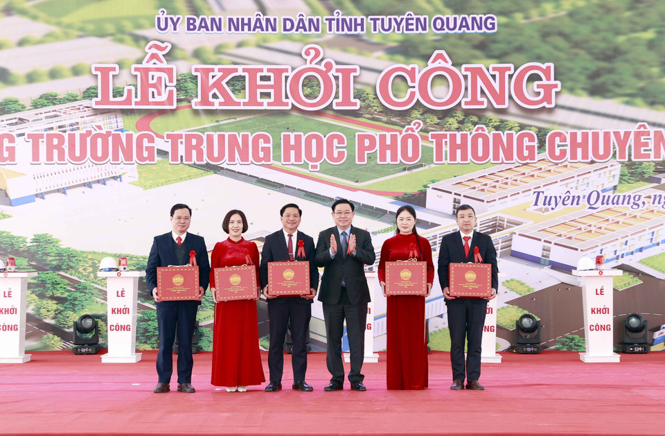 Chủ tịch Quốc hội Vương Đình Huệ tặng quà cho Trường Trung học phổ thông chuyên Tuyên Quang. (Ảnh: Doãn Tấn/TTXVN)
