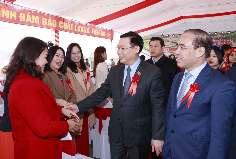 Chủ tịch Quốc hội Vương Đình Huệ với giáo viên Trường Trung học phổ thông chuyên Tuyên Quang. (Ảnh: Doãn Tấn/TTXVN)