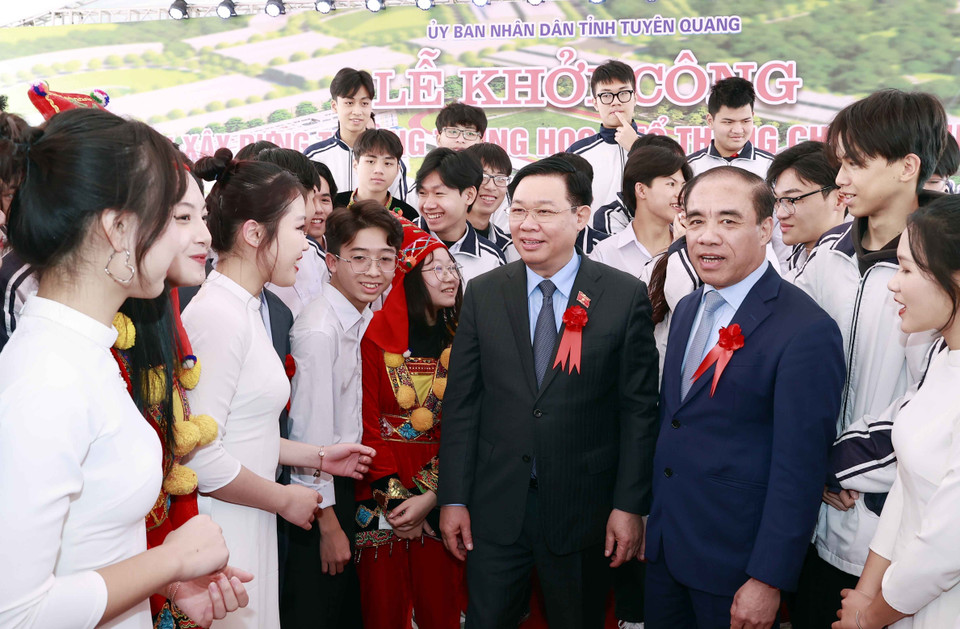 Hình ảnh Chủ tịch Quốc hội Vương Đình Huệ với học sinh Trường Trung học phổ thông chuyên Tuyên Quang. (Ảnh: Doãn Tấn/TTXVN)