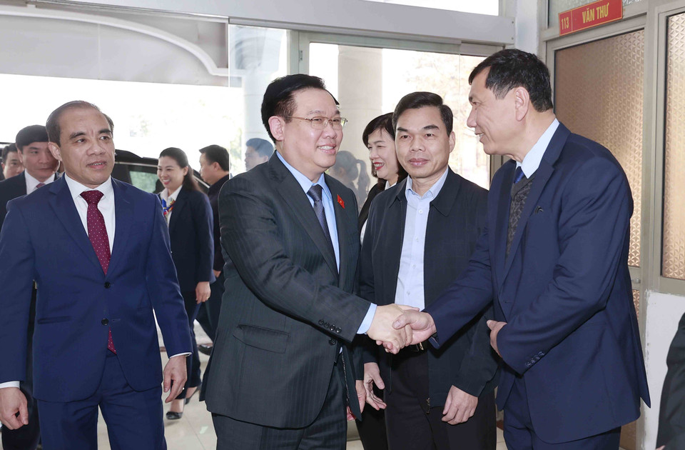 Chủ tịch Quốc hội Vương Đình Huệ với với lãnh đạo chủ chốt tỉnh Tuyên Quang. (Ảnh: Doãn Tấn/TTXVN)