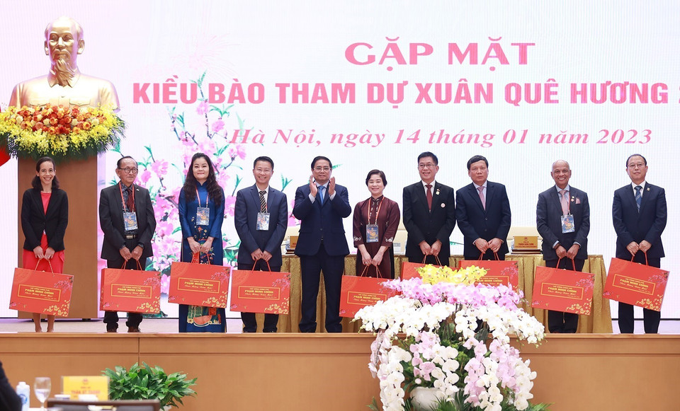 Thủ tướng Phạm Minh Chính tặng quà cho các kiều bào tiêu biểu tham dự chương trình Xuân Quê hương 2023. (Ảnh: Dương Giang/TTXVN)