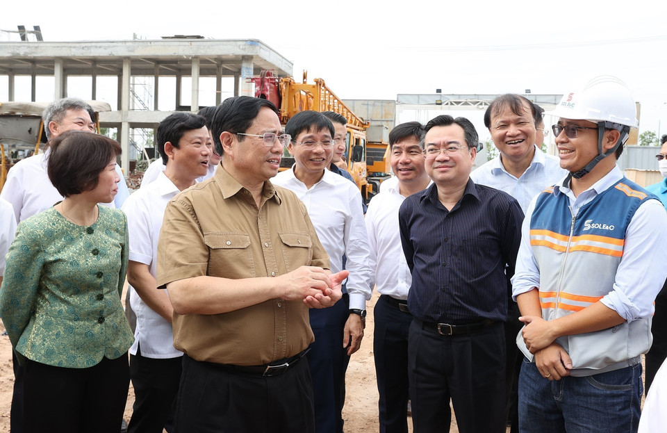 Thủ tướng Phạm Minh Chính nói chuyện với công nhân Khu Công nghiệp Bàu Bàng. (Ảnh: Dương Giang/TTXVN)