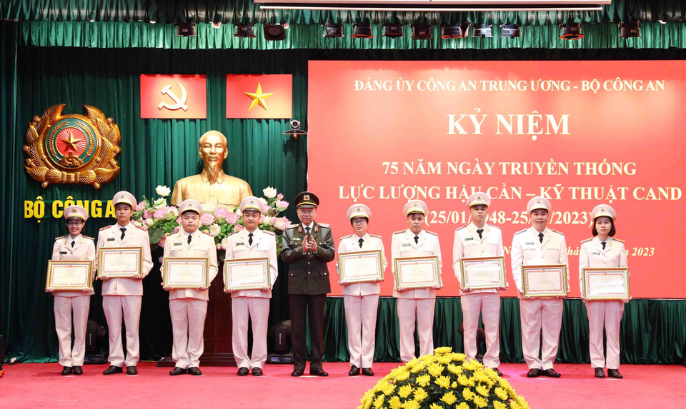 Đại tướng Tô Lâm,trao Bằng khen của Bộ trưởng Bộ Công an cho các cá nhân và tập thể có thành tích xuất sắc. (Ảnh: Phạm Kiên/TTXVN)