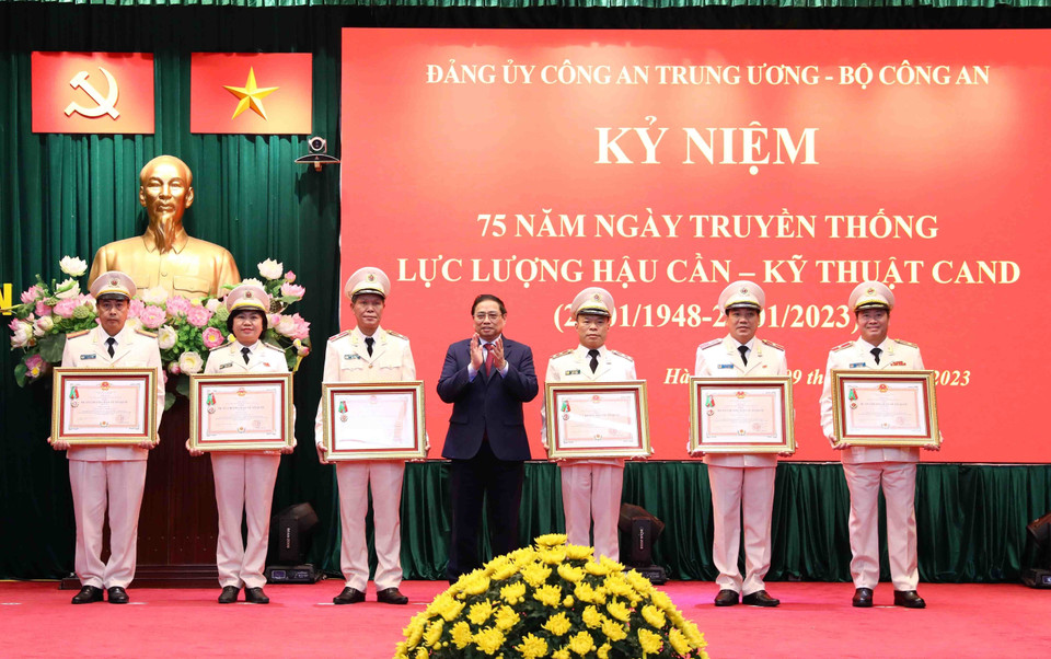 Thủ tướng Phạm Minh Chính trao Huân chương Bảo vệ Tổ quốc cho các tập thể có thành tích xuất sắc. (Ảnh: Phạm Kiên/TTXVN)